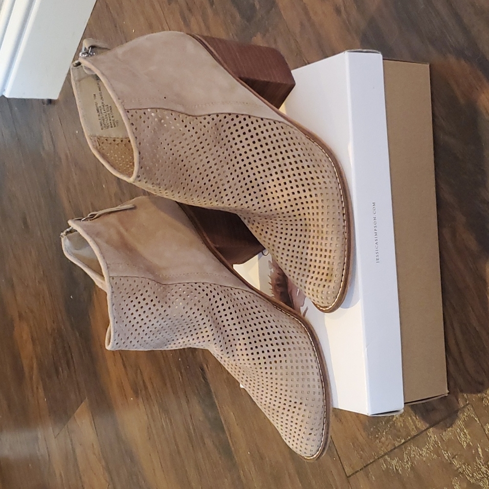Steven Madden Tan Booties. Size 10M.